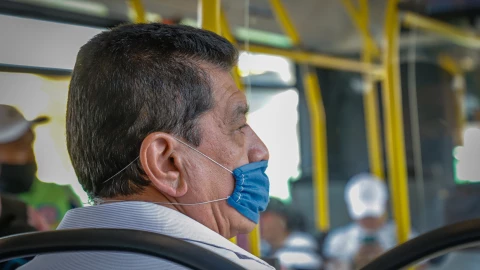 Usuarios de transporte ignoran medidas sanitarias