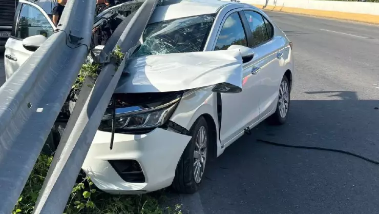 Aparatoso CHOQUE en la Progreso-Mérida, pierde el control de auto y terminan impactados contra valla