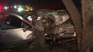 Auto prensado tras choque en El Salto, Jalisco, el 24 de noviembre de 2025.