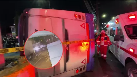 VIDEO: Camión de pasajeros vuelca en la Ignacio Zaragoza tras fuerte choque