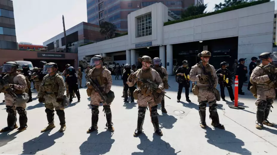 Infantes de la Marina de EU y policías en Los Ángeles.