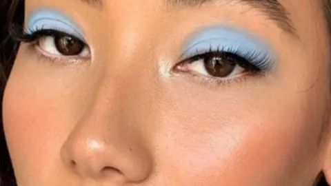 Las sombras baby blue quedan bien con los ojos de color café
