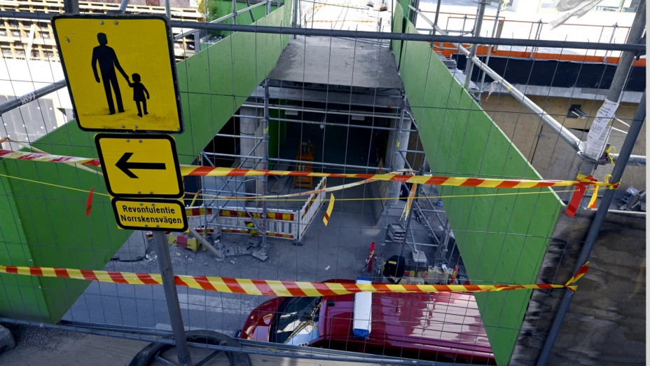 Lugar de un accidente en una pasarela peatonal en Espoo, Finlandia.