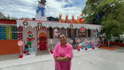 Maestra de primaria Ford 31 Lázaro Cárdenas en Mazatlán decora el salón para Navidad