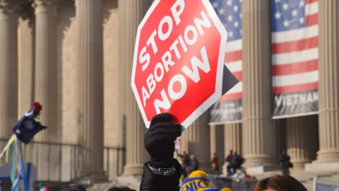La Corte Suprema de Estados Unidos eliminó el derecho constitucional al aborto, dejando a los estados la autoridad para legislar sobre la interrupción del embarazo.
