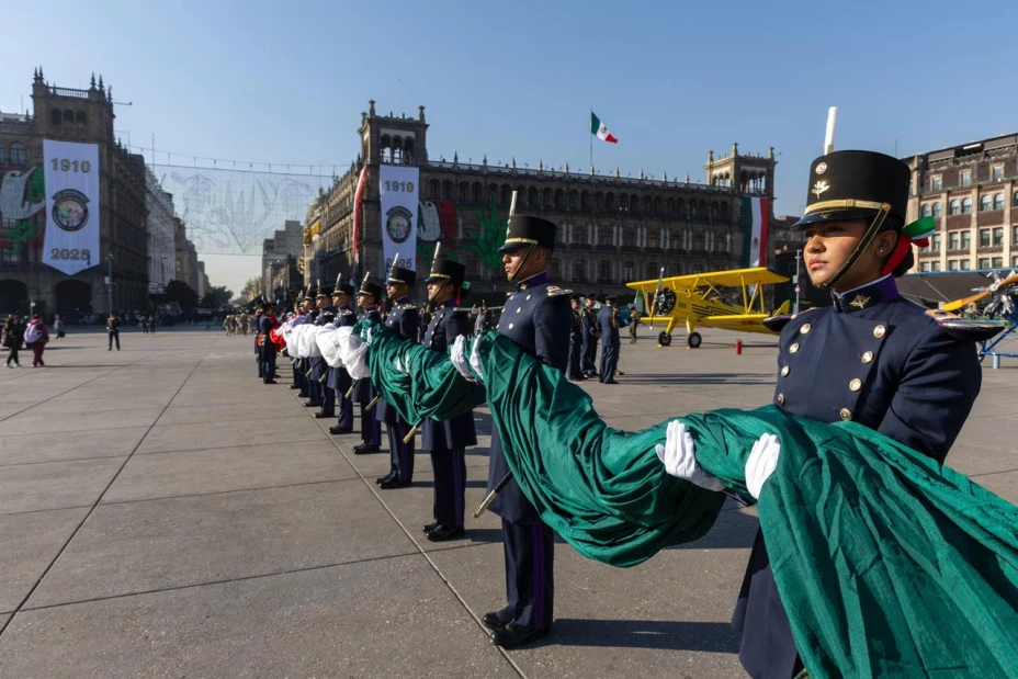 Suena el Himno Nacional Mexicano en la plancha del Zócalo