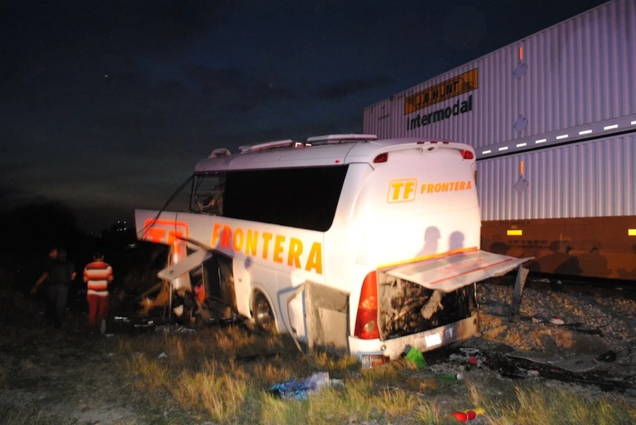Choque de autobús con tren