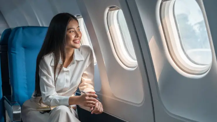 una bonita mujer lista para disfrutar de su vuelo