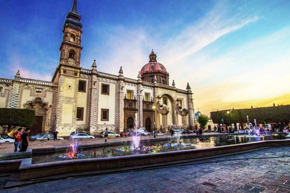 Muchos lugares festejan con luces y fuegos artificiales/ Foto: Especial