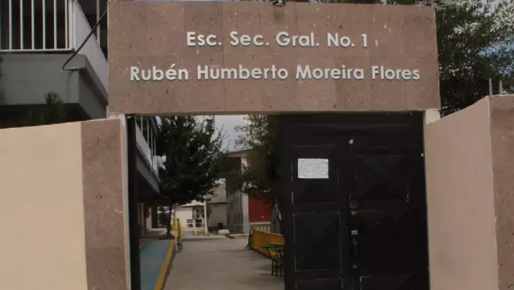 Un alumno apuñaló a su maestra de español luego de que lo regañara.