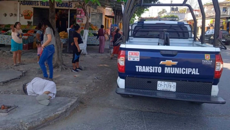 Colectivo atropella a mujer