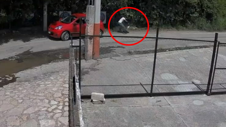 VIDEO_ Intentan subir por la fuerza a mujer en Cuernavaca