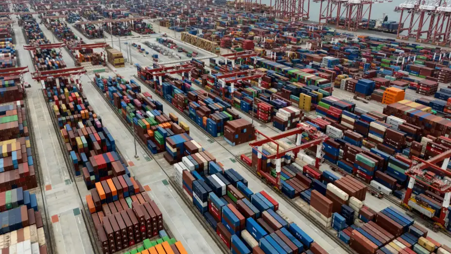 Contenedores de mercancías en el puerto de Guangzhou, China.