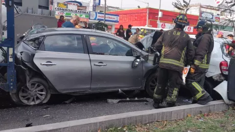 autos particulares chocados por el impacto de un tráiler
