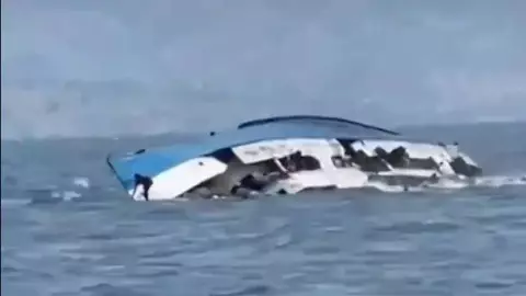 Barco se hunde y deja 78 muertos y 87 desaparecidos.