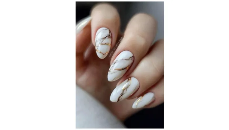 Diseño de uñas doradas con blanco