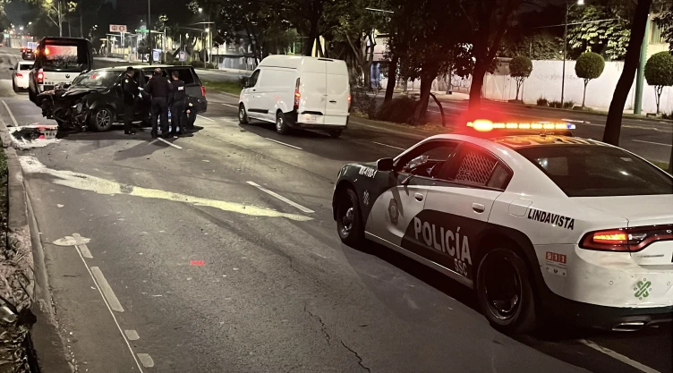 camioneta-de-lujo-se-estrella-en-gam-auto-volcado-en-viaducto