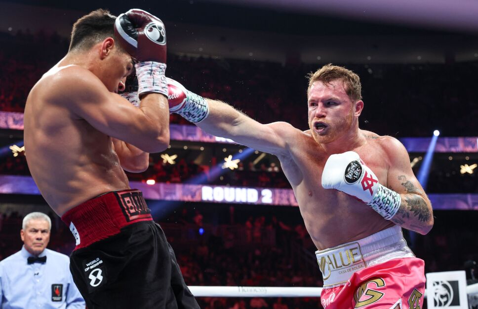 Canelo conecta a Bivol.