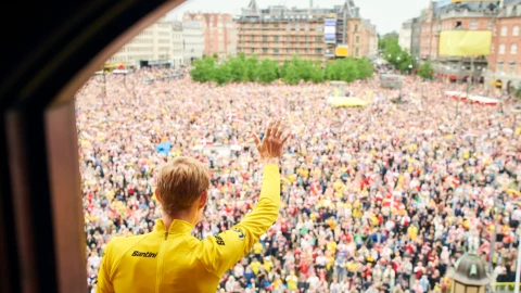 Jonas Vingegaard es recibido por una multitud en Copenhage