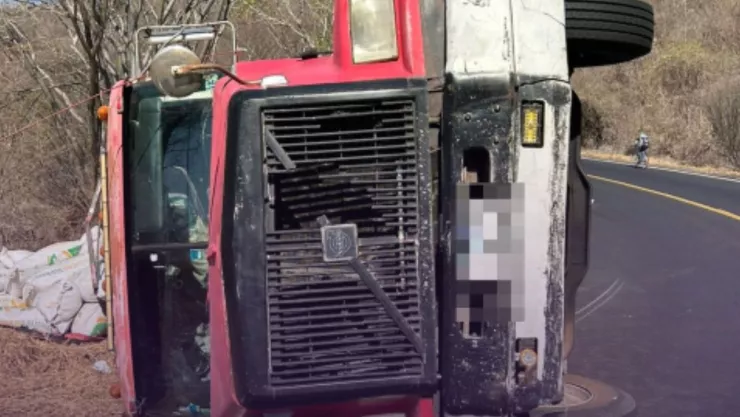 Impactante IMAGEN | Aparatoso accidente deja a camión de carga pesada completamente volcado sobre Unión de Tula