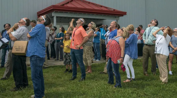 Los empleados del Marshall Space Flight Center viendo el eclipse solar del 21 de agosto de 2017 en el edificio de actividades del centro
