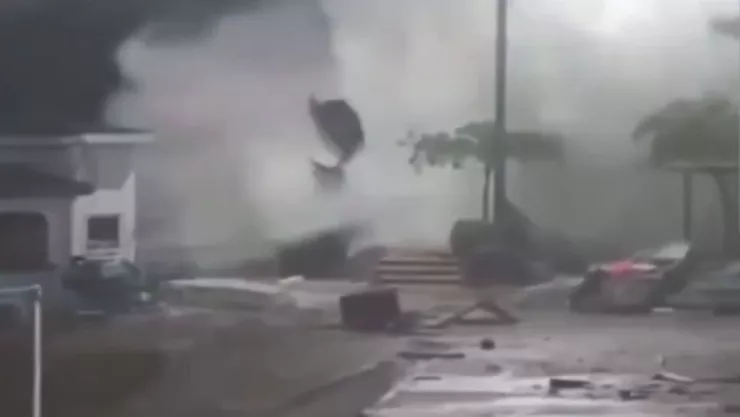 Ola gigante derriba el huracán Erick destruye el Monumento al Pez Vela en Oaxaca tras el paso de Erick (VIDEO)