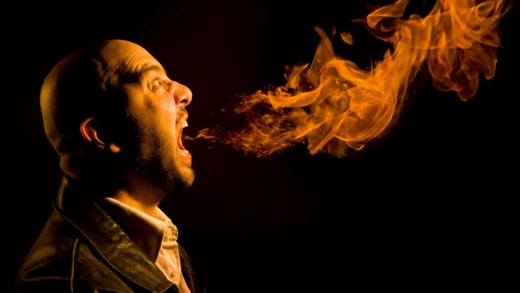 Tragafuegos se hace viral tras enfrentar a mariachis