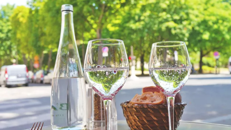 Las personas que no deben tomar agua mineral