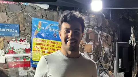 Checo Pérez disfruta de un elote durante sus vacaciones en Guadalajara