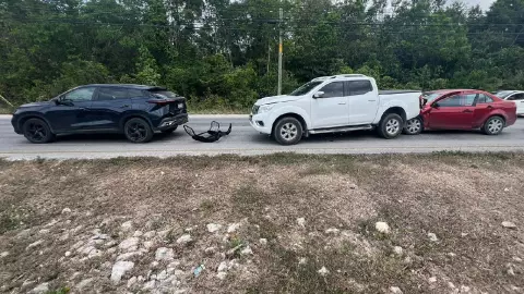 Tráfico Cancún_ Reportan choque en la avenida Huayacán entre tres vehículos hoy 14 de mayo.jpg