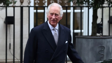 El Rey Carlos fue hospitalizado brevemente tras efectos secundarios de su tratamiento contra el cáncer.
