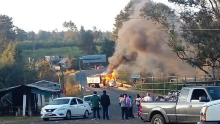 ¡Última hora! Hay bloqueos y QUEMA DE VEHÍCULOS en hasta cuatro carreteras de Michoacán hoy viernes 7 de noviembre.jpg