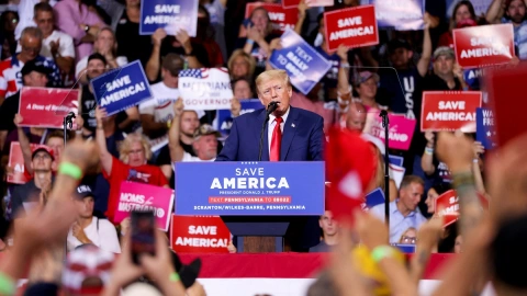 Trump retoma campaña y arremete contre Biden y el FBI.