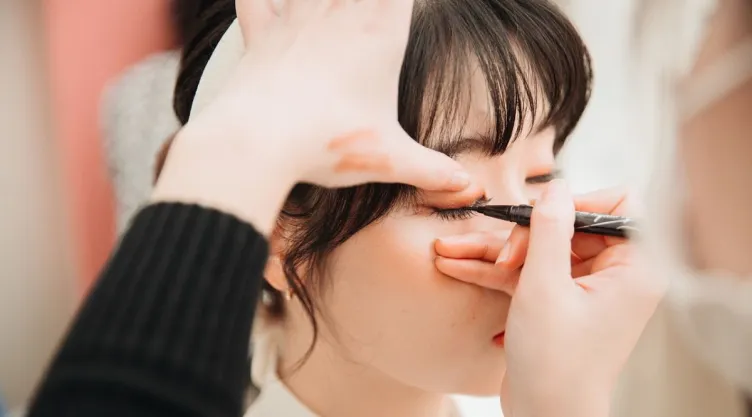 /estilo-de-vida/como-usar-eyeliner-pincel-50-alargar-mirada-rejuvenecer