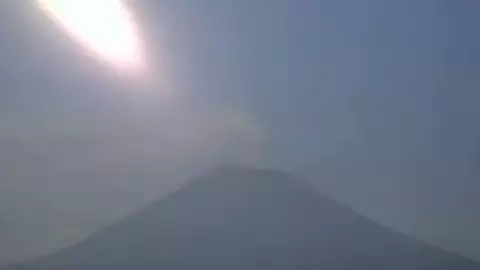 VIDEO_ Captan extraña luz cerca del Popocatépetl ¿Fue un OVNI?