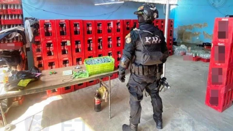 La fiscalía CDMX cateo un predio en la alcaldía Iztapalapa donde se producía refresco Coca Cola “pirata”.