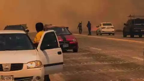 Fuerte incendio en la Mérida - Motul hoy 1 de abril de 2025; hay una intensa movilización