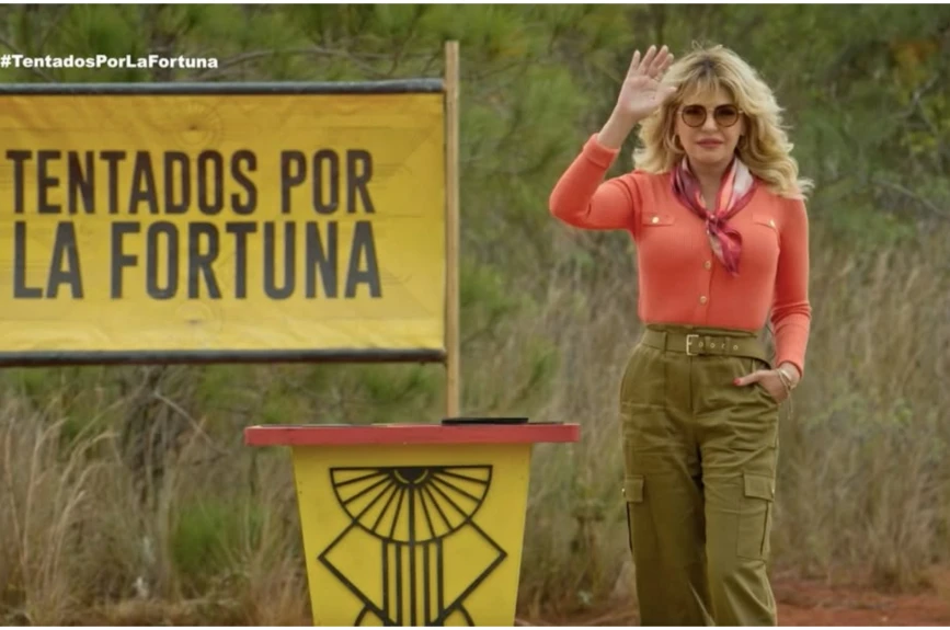 Unos pantalones cargo de inspiración militar y una blusa en tono cálido se convierten en un look de impacto con los accesorios adecuados: una pañoleta amarrada al cuello y unos lentes de sol para la “estrella de televisión” que llevas dentro.