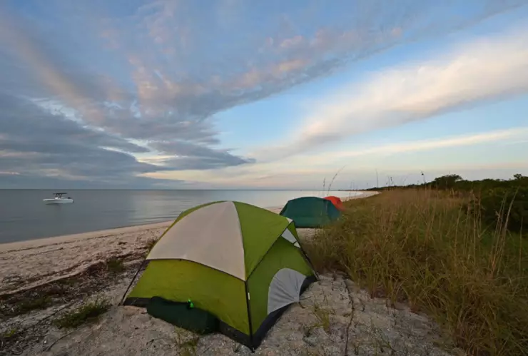 Personas acampan en una playa de Florida.