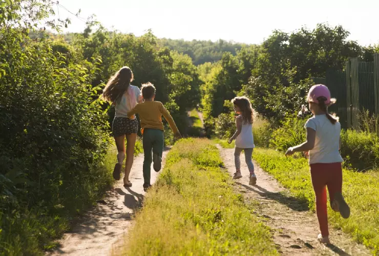 Niños corren felices y disfrutan de un día soleado