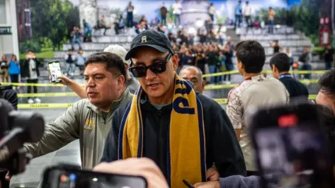 Keylor Navas lentes en su llegada a México