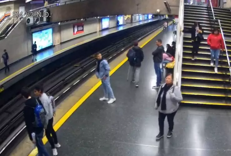 Muere hombre tras lanzarse a las vías del tren