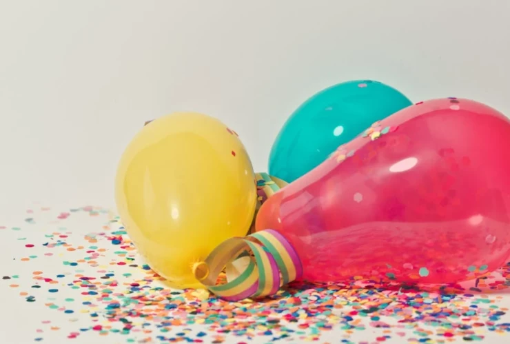 Globos de cumpleaños explotan.png