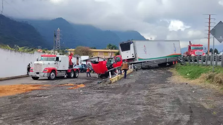 ¡Hay cierre! Tráiler se sale del camino y choca contra vehículos en autopista Puebla-Veracruz ¿Hay lesionados?