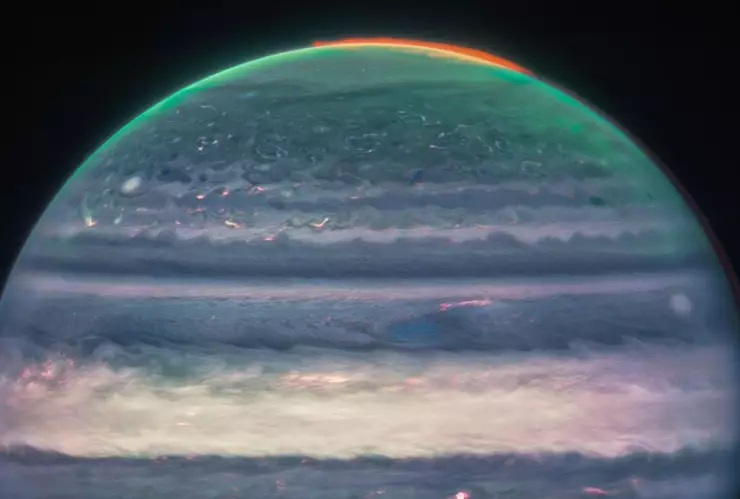 La NASA revela las imágenes más claras del planeta Júpiter, muestra brumas y auroras boreales.jpg