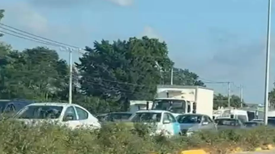 Accidente en Blvd. Colosio de Cancún; tráfico muy pesado en la zona.jpg