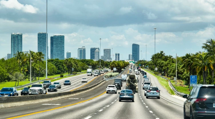 Autos avanzan por carretera de Miami, Florida