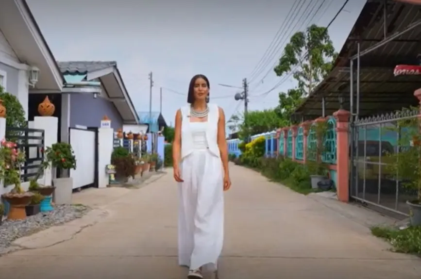 Los colores de su ropa siempre llamaron la atención. Las combinaciones, aunque inspiradas en la cultura asiática, siempre llevaban su toque personal, creando un estilo único que la definía. Esto hizo que cada outfit fuera memorable.