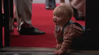 Escena de la película ‘Cuidado, bebé suelto’ (Baby’s Day Out), por Azteca 7.