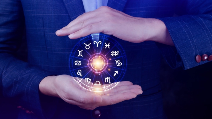 Una persona sostiene un aro del horóscopo